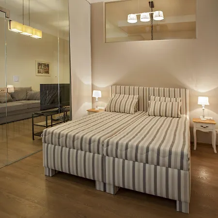 מלון Corto Old Town 3*